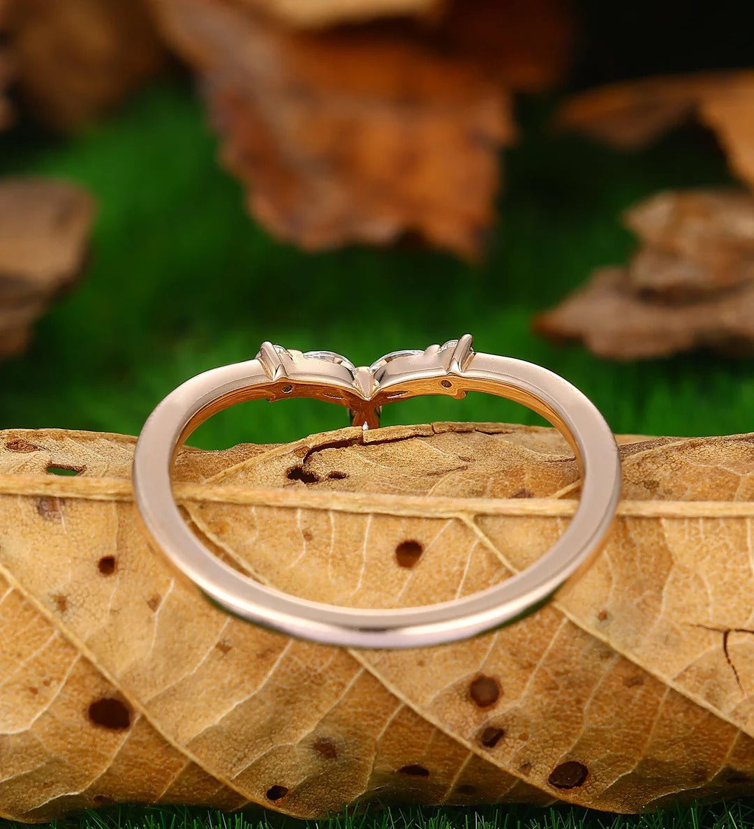 Delicado anillo de boda con diamante cultivado en laboratorio en forma de V curva, banda sólida de oro, anillo de compromiso a juego