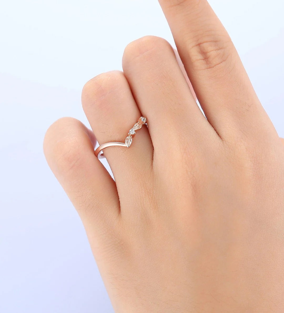 Banda de boda redonda con diamante cultivado en laboratorio grabado con hoja, banda para mujer en forma de V