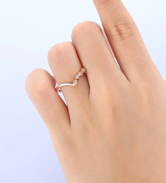 Banda de boda redonda con diamante cultivado en laboratorio grabado con hoja, banda para mujer en forma de V