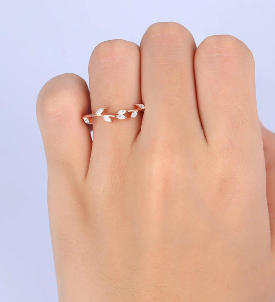 Delicado anillo apilable para mujer con diamante cultivado en laboratorio de corte marquesa para boda