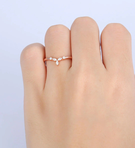 Delicado anillo de boda con diamante cultivado en laboratorio en forma de V curva, banda sólida de oro, anillo de compromiso a juego