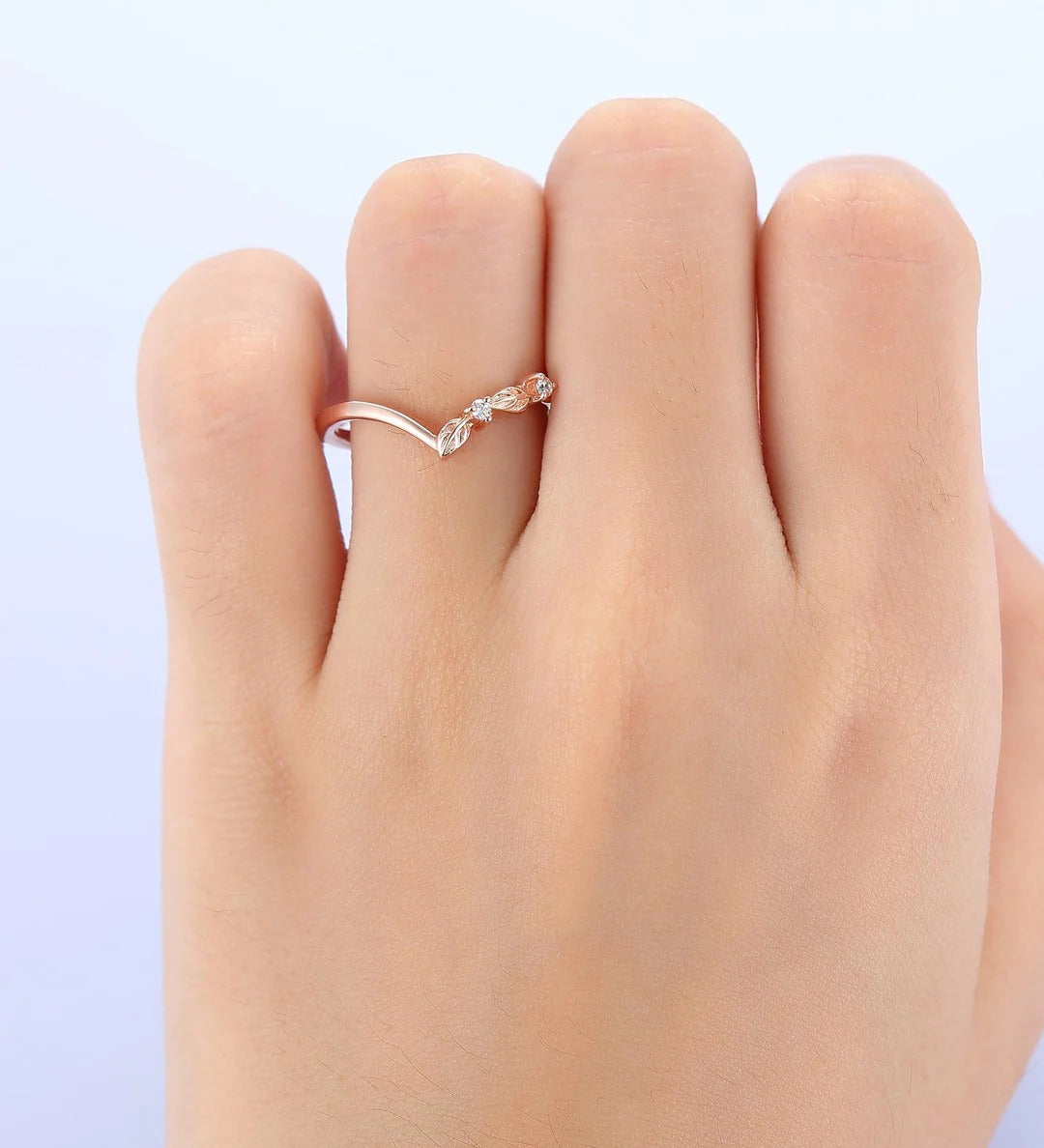 Banda de boda redonda con diamante cultivado en laboratorio grabado con hoja, banda para mujer en forma de V