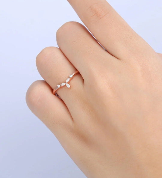 Delicado anillo de boda con diamante cultivado en laboratorio en forma de V curva, banda sólida de oro, anillo de compromiso a juego