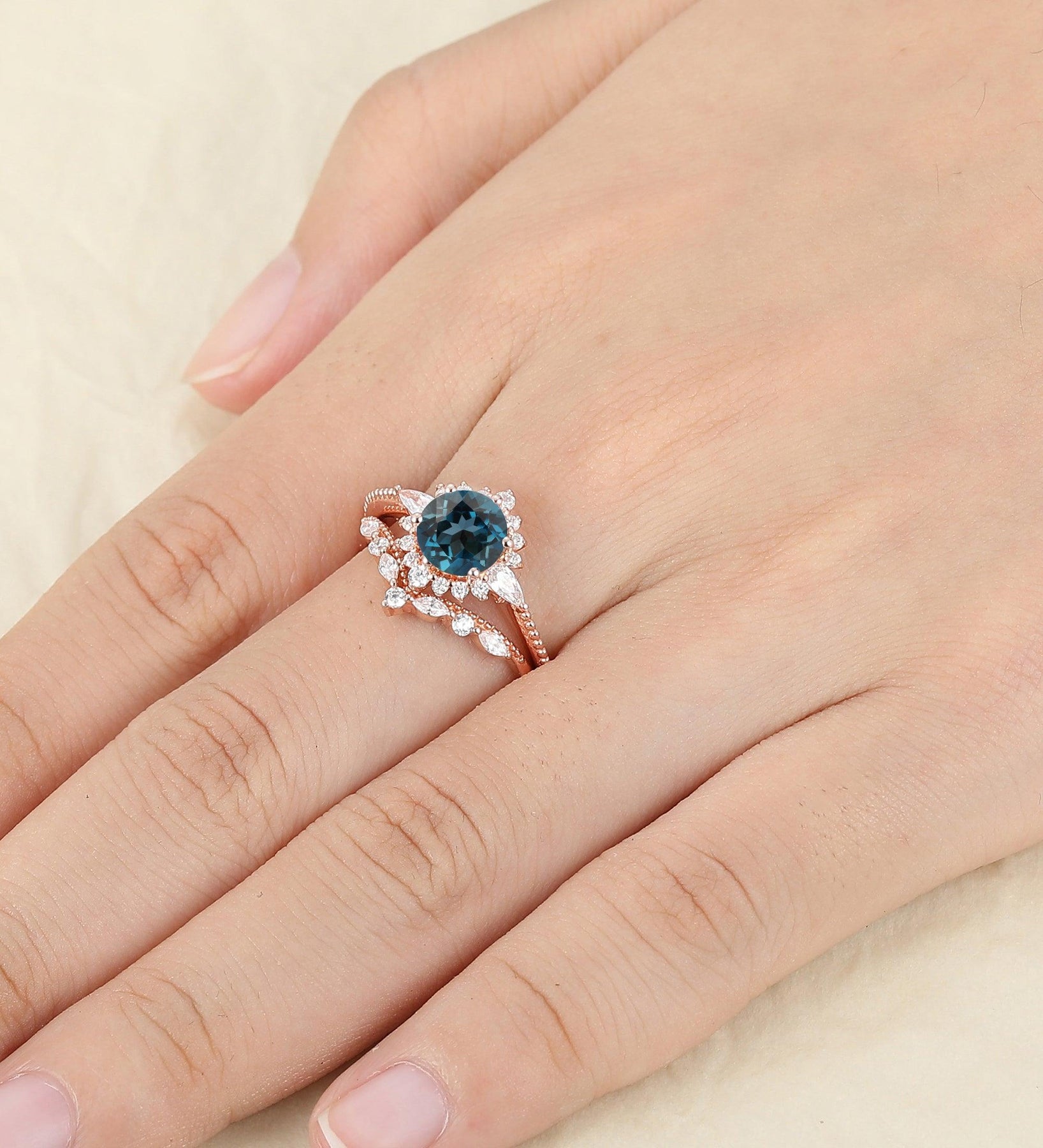 Bague topaze bleue dé londres 9 pierres précieuses bleues Bague topaze bleue dé londres 9 pierres précieuses bleues