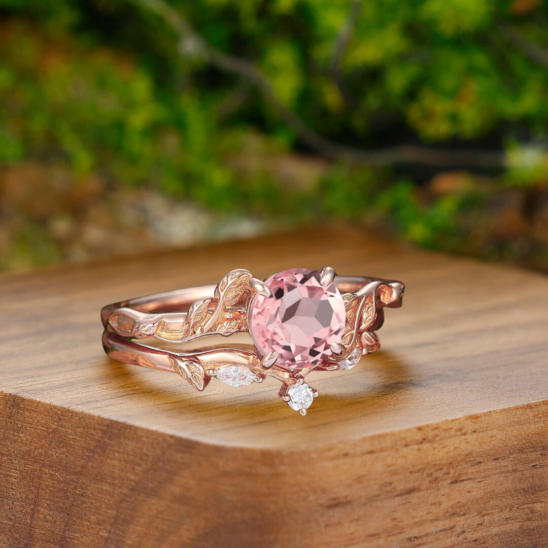 Anillos de compromiso de pareja con hoja de morganita rosa noble