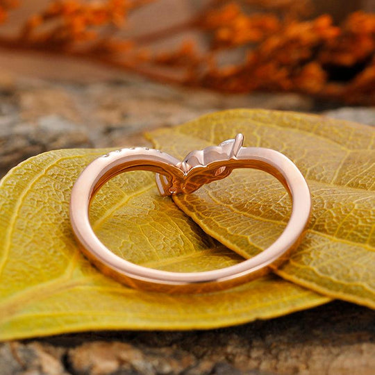 Unique 14K Gold Curved Leaf design Wedding Band. - Esdomera