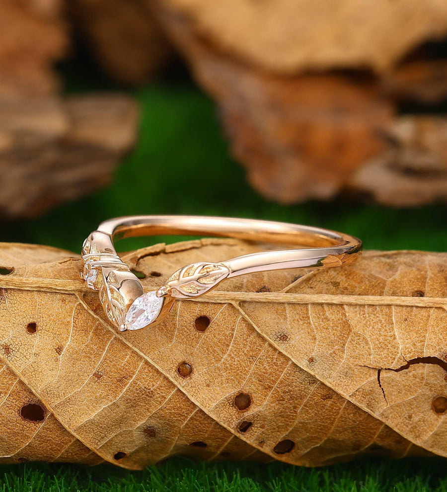 Vintage Moissanite Curved Band Simulated Diamond Stacking Ring - Esdomera