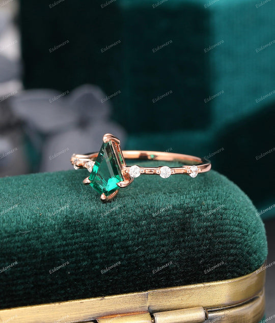 1.35CT Kite Cut Emerald Birthstone Ring, Moissanite Wedding Ring, 14K Rose Gold Anniversary Ring Gift For Her - Esdomera