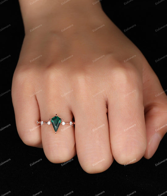 1.35CT Kite Cut Emerald Birthstone Ring, Moissanite Wedding Ring, 14K Rose Gold Anniversary Ring Gift For Her - Esdomera