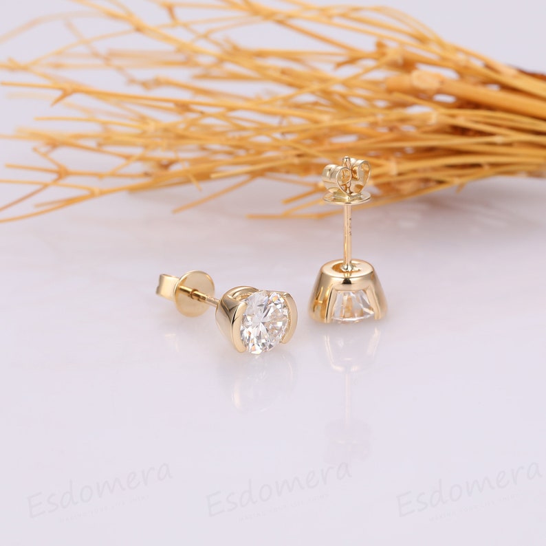 Esdomera 1.60CTW Round Cut Moissanite Stud Earrings, Half Bezel Set Solitaire Earring