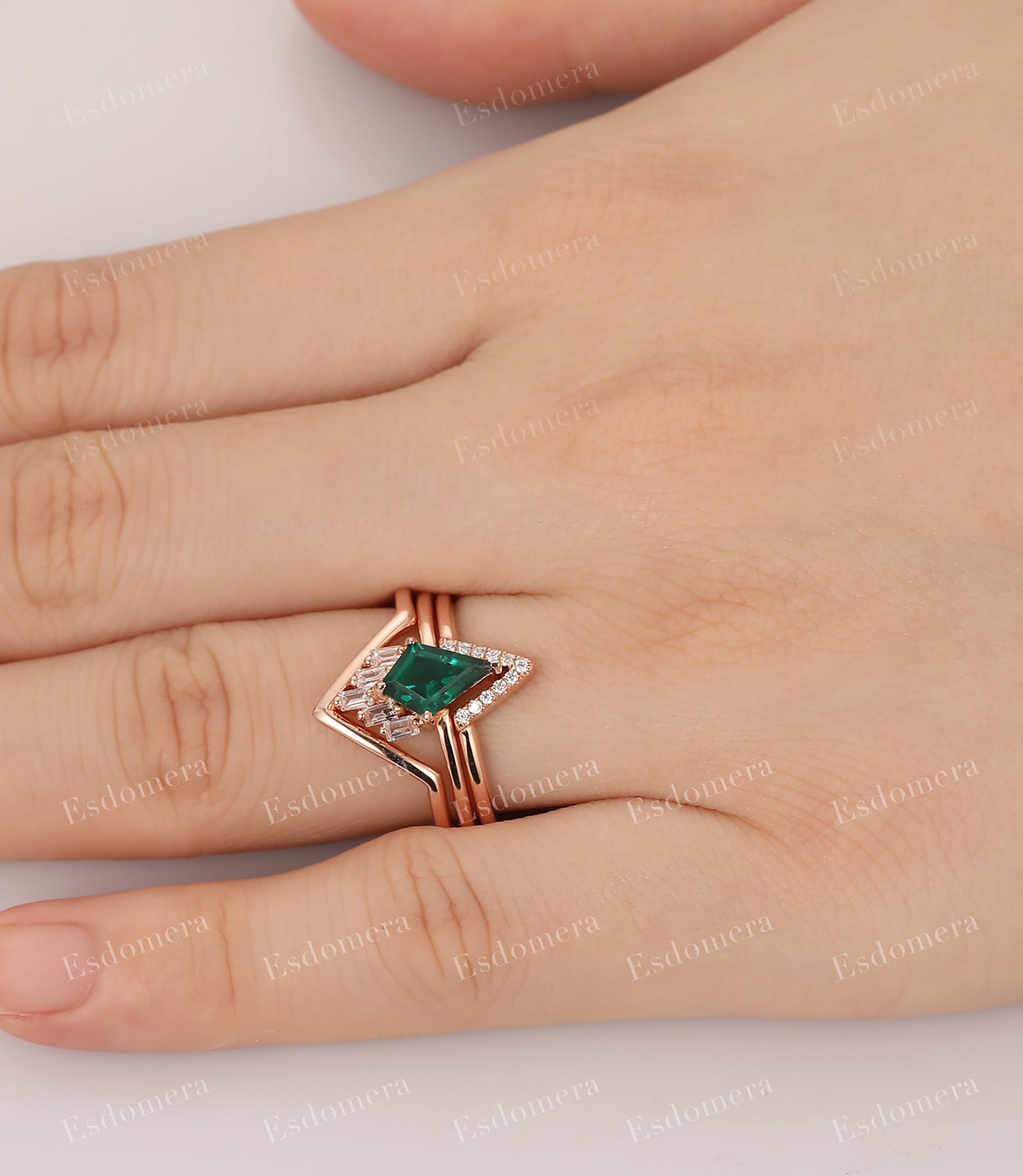 Vintage 3pcs Kite Cut 6x9mm Emerald Bridal Rings, V Shape Moissanites Accents Stackable Ring, 14k Rose Gold May Birthstone Ring Set