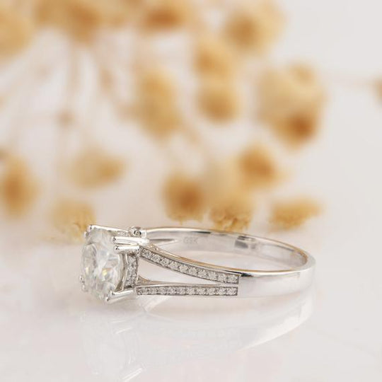 Art Deco Round Cut 2ct Moissanite Split Shanks Accents Wedding Ring