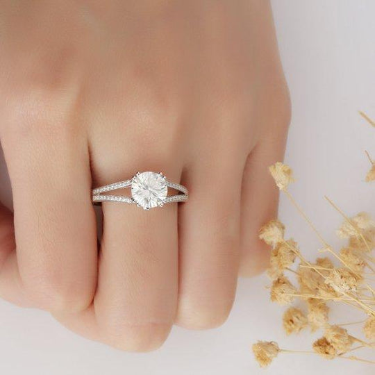 Art Deco Round Cut 2ct Moissanite Split Shanks Accents Wedding Ring