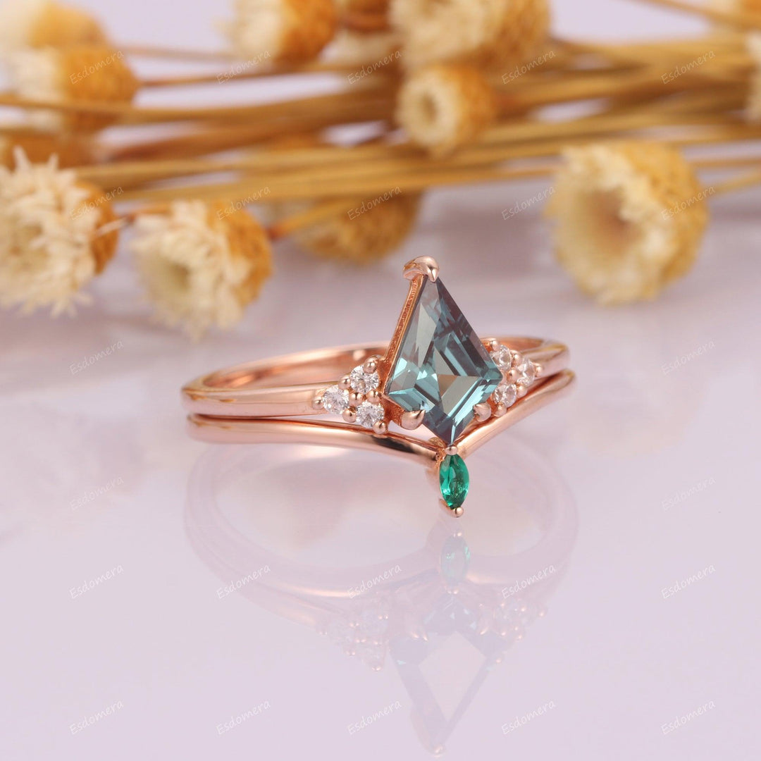 Kite Cut 1.35CT Alexandrite Engagement Ring Set, Green Emerald Stacking Ring, Art Deco Jube Birthstone Ring - Esdomera