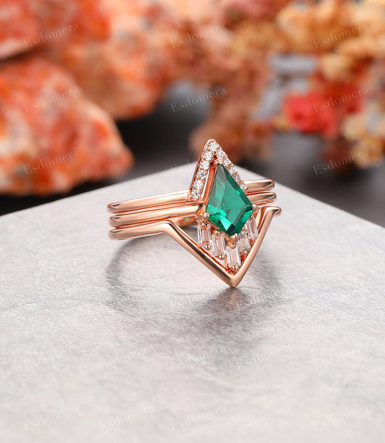 Vintage 3pcs Kite Cut 6x9mm Emerald Bridal Rings, V Shape Moissanites Accents Stackable Ring, 14k Rose Gold May Birthstone Ring Set - Esdomera