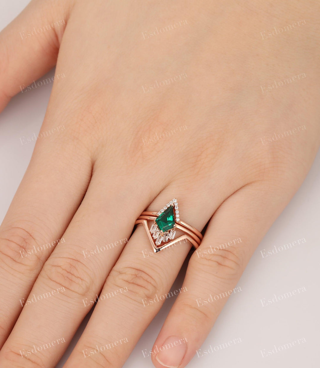 Vintage 3pcs Kite Cut 6x9mm Emerald Bridal Rings, V Shape Moissanites Accents Stackable Ring, 14k Rose Gold May Birthstone Ring Set - Esdomera
